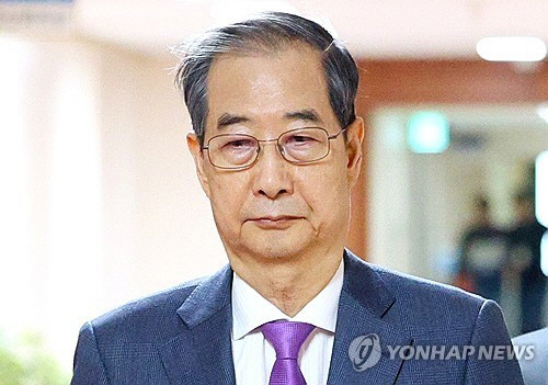 한덕수 대통령 권한대행 국무총리가 22일 정부서울청사에서 열린 국무회의에 입장하고 있다. [연합뉴스]